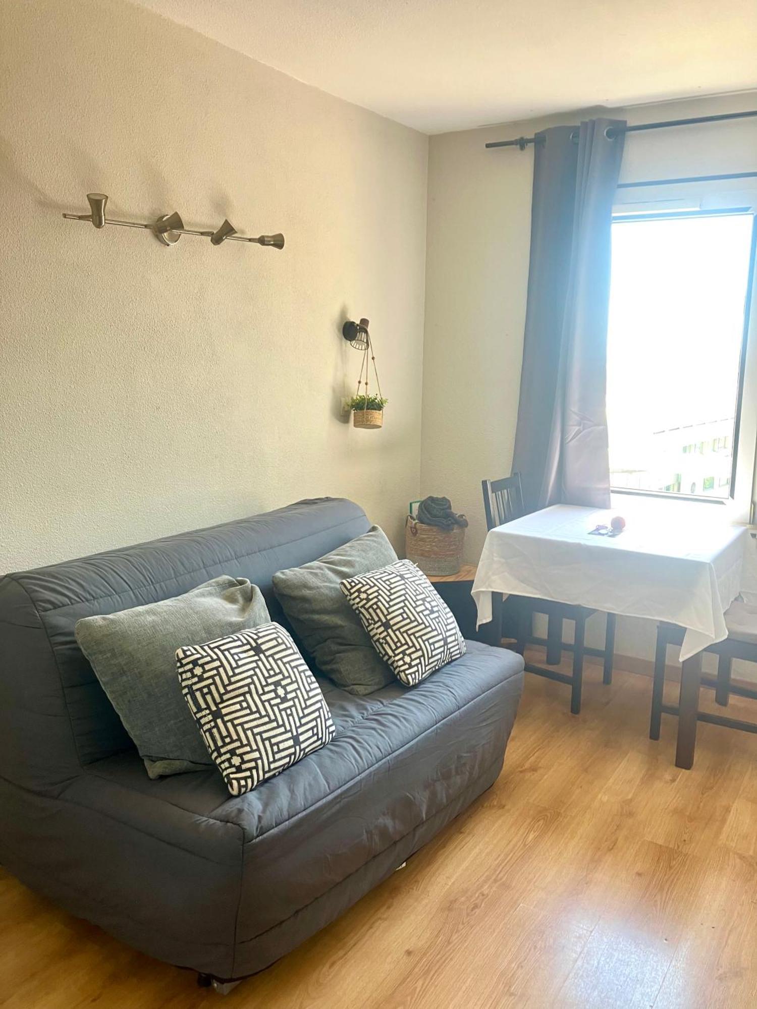 2 Pieces En Etage Eleve, Centre-ville Au Calme, Petite Vue *